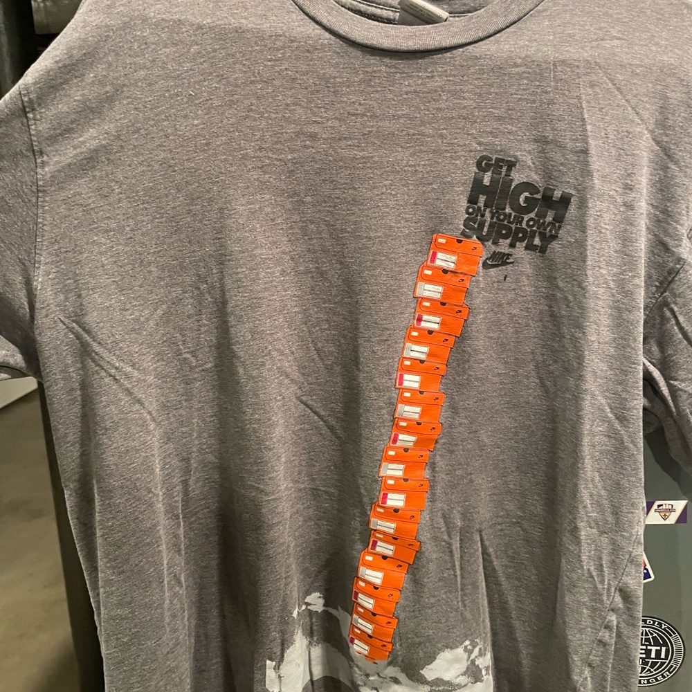 NIKE SPORTSWEAR GREY TAG TEE